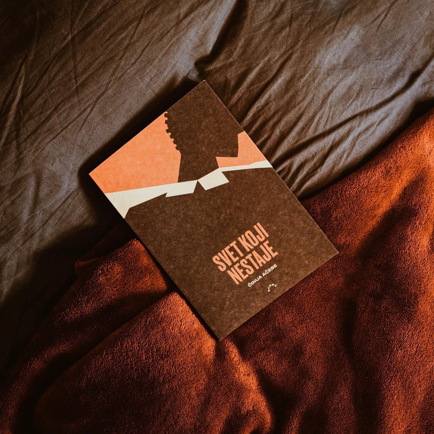 Knjiga Svet koji nestaje, Činua Ačebea