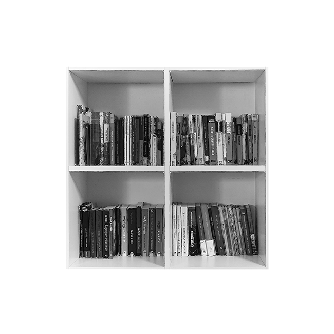 Polica sa knjigama, bezbojna